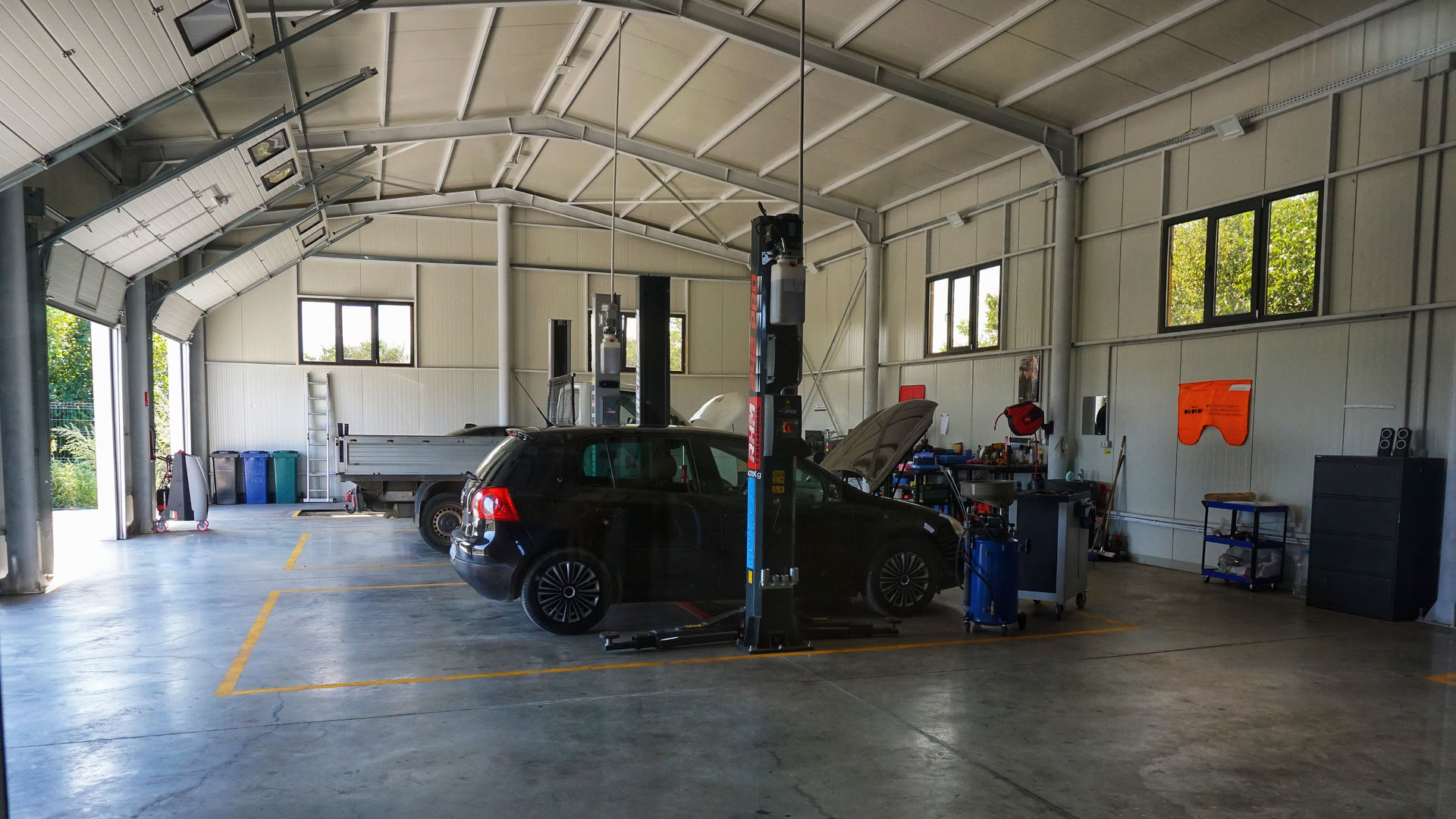 Boxa de mecanică generală, cu elevator auto și spațiu generos de lucru