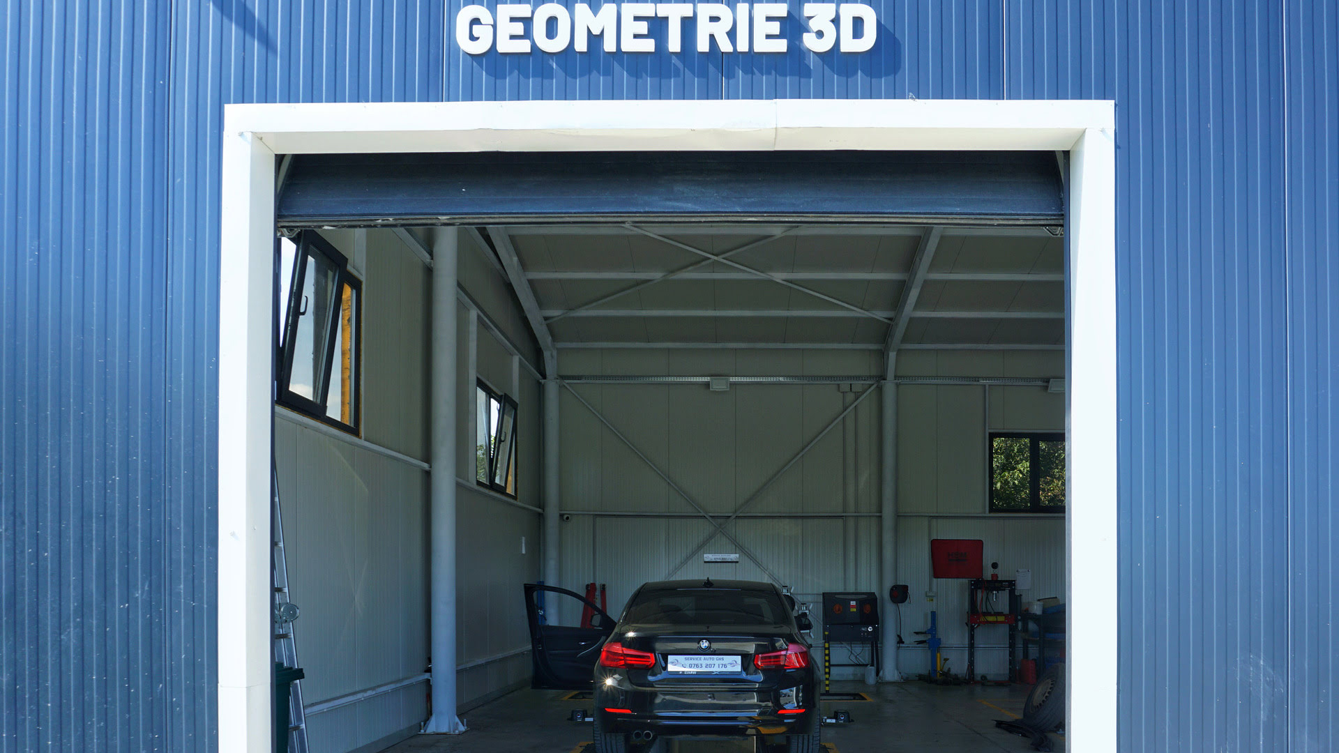 Intrarea în boxa Geometrie 3D, cu mașină pregătită pentru reglaj
